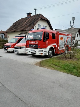 slika gasilska vozila parkirana na novi lokaciji 9